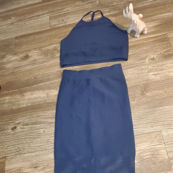 BCBG Sleek 2 Piece Outfit with Halter Top 😍 🥰 😘 - Picture 3 of 10